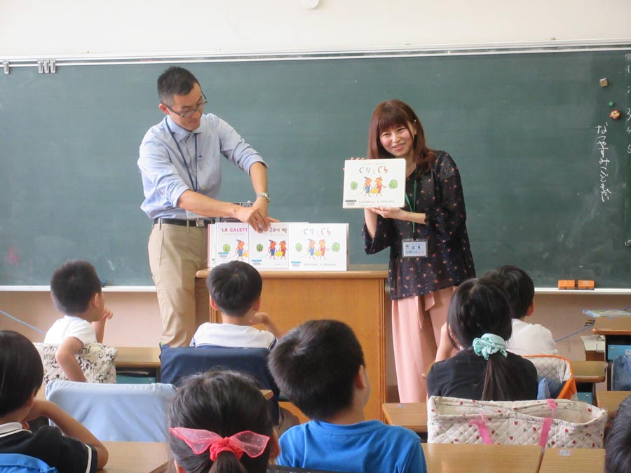 学校訪問の様子。次々に紹介される本に、喜んでいる子どもたち。