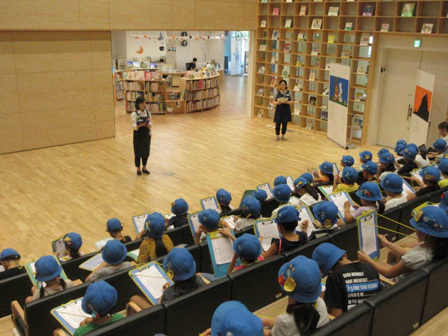 図書館見学の様子。ホールに集まって、説明を聞いている。