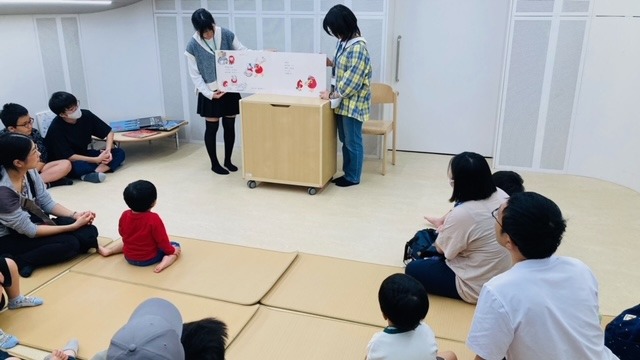 ブックリーダーズおはなし会、大型絵本の読み聞かせ