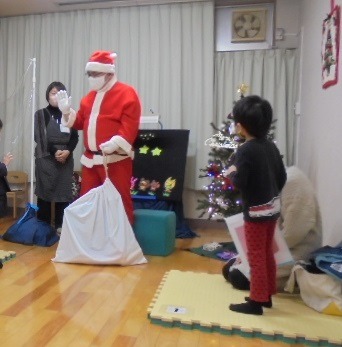 2022町屋図書館クリスマス会　サンタさん登場の様子