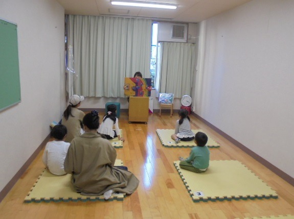 大型紙芝居読み聞かせの様子