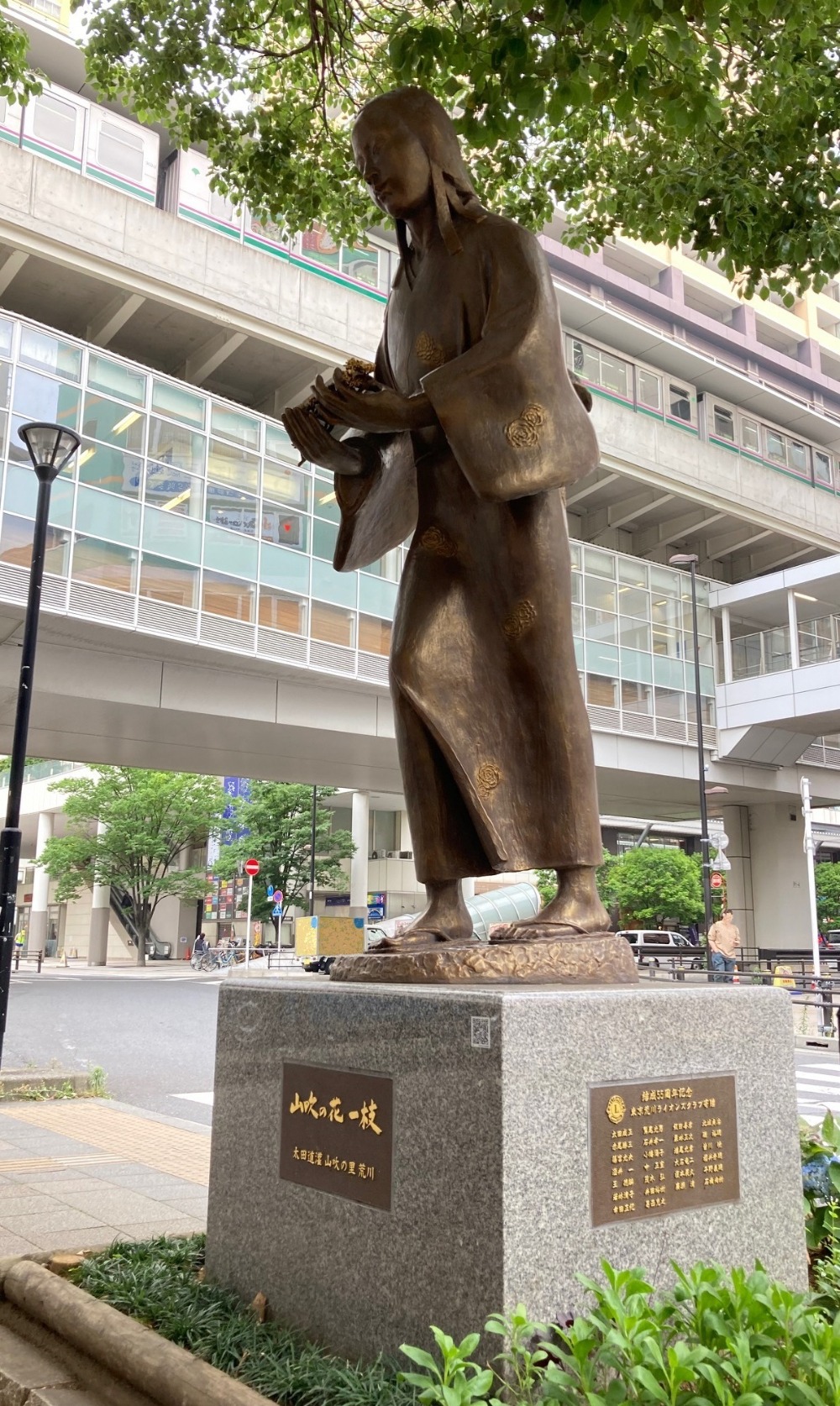 山吹の花一枝像