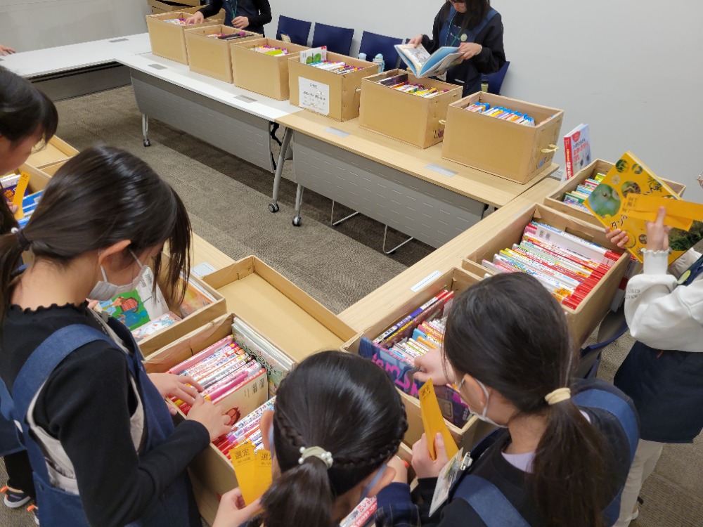 子ども司書2月選書する様子